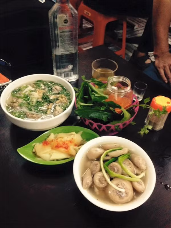 Khi chế biến món này đuôi heo được làm sạch, cắt miếng vừa ăn, ninh với nước dùng đậm đà. Mỗi một bát đuôi heo đầy ắp với tiết heo, hành lá, hành củ thơm lừng, ăn kèm bún tươi chấm mắm nêm cùng đĩa măng ngâm cay vô cùng hấp dẫn. Ảnh: Blogtamsu.