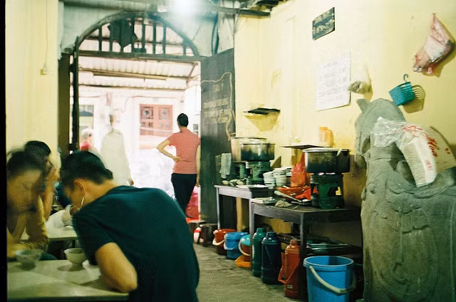 Trước sự ra đi của người nghệ sĩ tài hoa quen thuộc của sân khấu Việt, nhiều người bồi hồi nhớ về những ký ức của mình với ông, và đặc biệt là món bánh trôi tàu Phạm Bằng được đồng hành thưởng thức nhiều năm liền. Ảnh: Foodclick.