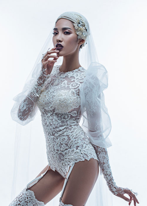 Cô cũng hóa thành cô dâu cá tính nhất khi chọn màu son môi khác biệt có một không hai trong shot hình này.