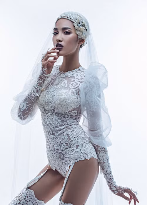 Cô cũng hóa thành cô dâu cá tính nhất khi chọn màu son môi khác biệt có một không hai trong shot hình này.