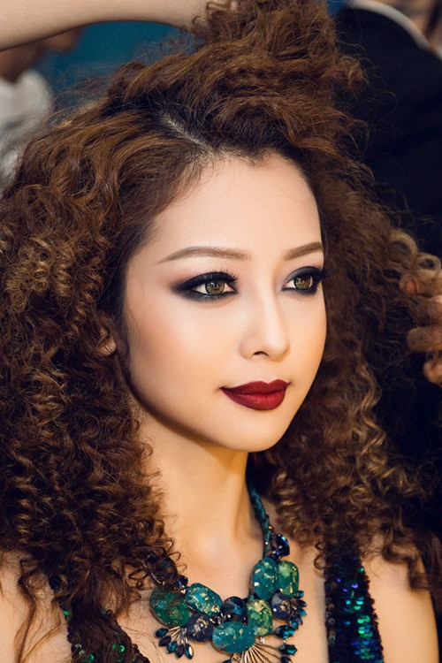 Hoa hậu Jenifer Phạm xinh đẹp cá tính khác hẳn thường ngày khi sử dụng màu son môi này.