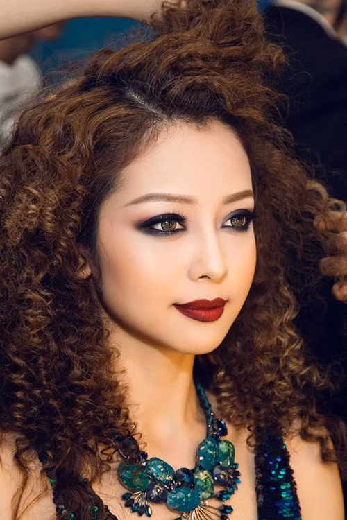 Hoa hậu Jenifer Phạm xinh đẹp cá tính khác hẳn thường ngày khi sử dụng màu son môi này.