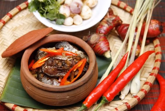 Ở lần đun thứ 2 bạn cho nước hàng, nêm lại gia vị cho vừa miệng và kho nhừ tới khi cá có màu nâu bóng đẹp mắt là xong.