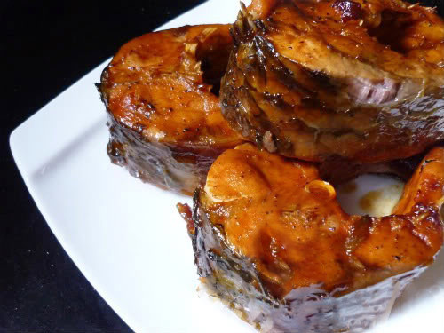 Cách làm món cá kho riềng rất đơn giản. Bạn chỉ cần làm sạch cá, thái mỏng riềng, đập dập xả, rửa sạch lá chè xong rồi lót các nguyên liệu này dưới đáy nồi.