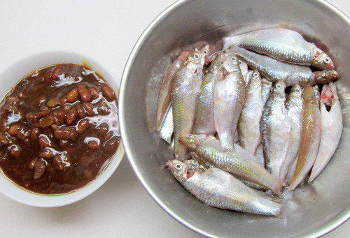 Tiếp đó bạn cho cá vào nồi nêm thêm gia vị và hạt nêm cùng 1 bát nước nữa kho tới khi nồi cá sánh và cạn nước thịt bật nhỏ lựa để nồi cá khô hẳn.