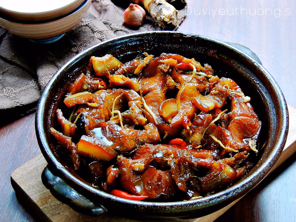 Cá kho riềng: Nguyên liệu thường là cá trắm, cá trôi, riềng, sả, gia vị, lá chè xanh.