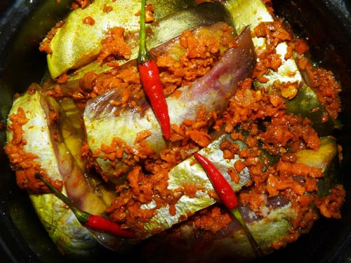 Cách làm món cá kho nghệ: Đầu tiên bạn cần rửa sạch củ nghệ, giã nhuyễn, làm sạch cá. Tiếp đó ướp cá với nghệ, nước mắm, đường, bột nêm, hành băm, ớt băm khoảng 15 phút cho ngấm.