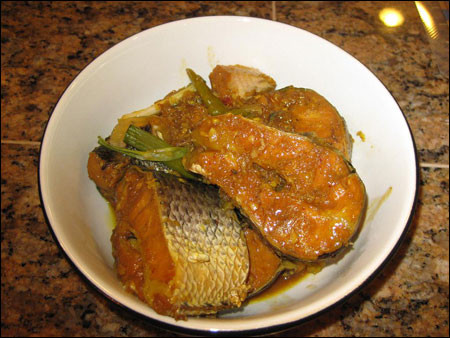 Cuối cùng cho cá vào nồi, cho nước dừa tươi, dầu ăn vào, đun trên lửa nhỏ cho đến khi nước kho sánh lại là có thể thưởng thức.