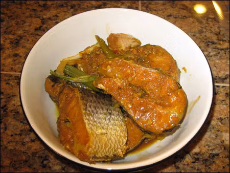 Cuối cùng cho cá vào nồi, cho nước dừa tươi, dầu ăn vào, đun trên lửa nhỏ cho đến khi nước kho sánh lại là có thể thưởng thức.