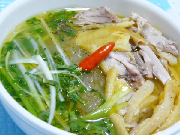 Phở bạn cũng có thể nấu trước nước dùng từ tối hôm trước, chuẩn bị sợi phở khô và thịt gà rút xương. Vào buổi sáng chỉ mất 15 phút là xong những bát phở thơm lừng bốc khói cho cả nhà. Ảnh: Báo phụ nữ.