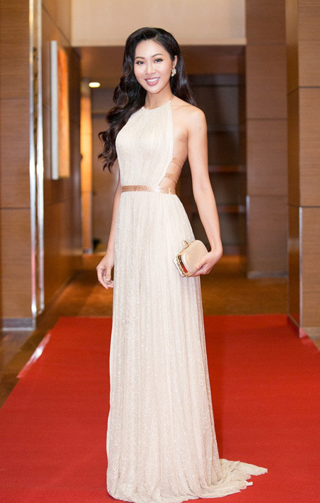 Đầm ren trắng thiết kế táo bạo khoe trọn lưng trần càng tôn lên vóc dáng và làn da nâu bóng tuyệt đẹp của Diệu Ngọc. Ảnh: Saostar.