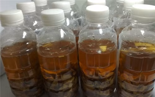 Cách ngâm rượu lược vàng rất đơn giản, bạn chỉ cần cắt lược vàng rửa sạch phơi khô ráo nước rồi cho vào rượu ngâm trong khoảng 1 tháng. Rượu lược vàng ngâm có thể chữa phù thũng, bệnh mộng du, mất ngủ, táo bón, yếu sinh lý, xuất tinh sớm... và nhiều bệnh khác. Ảnh: Bài thuốc hay.