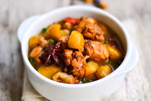 Món cánh gà om hạt dẻ thơm bùi ngon tuyệt rất hợp để ăn với cơm ngày mùa đông. Ảnh: EVA.