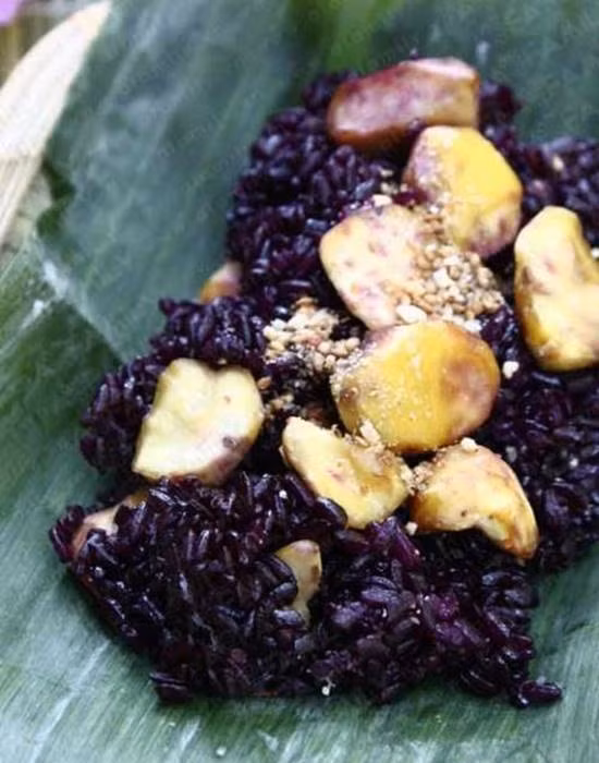 Món xôi nếp cẩm đồ hạt dẻ ăn kèm vừng rang giã dập ngon tuyệt. Ảnh: Món ngon 123.