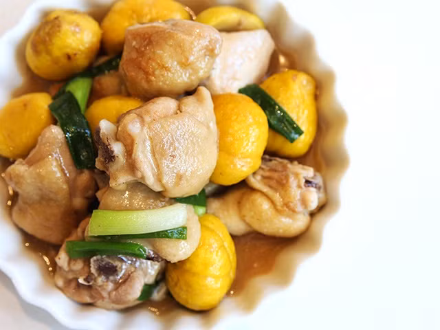 Hạt dẻ hầm chân giò béo ngậy là món ăn lợi sữa đặc biệt tốt cho phụ nữ sau sinh. Ảnh: Chuabenhthan.