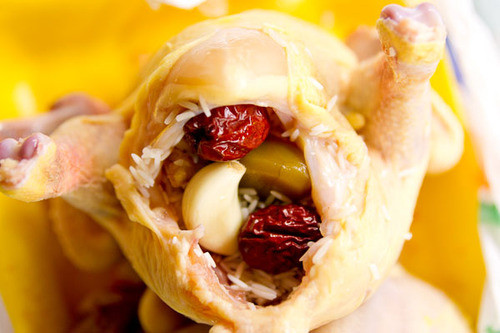 Gà nhồi hạt dẻ có một không hai ngon tuyệt. Ảnh: Hôm nay ăn gì.