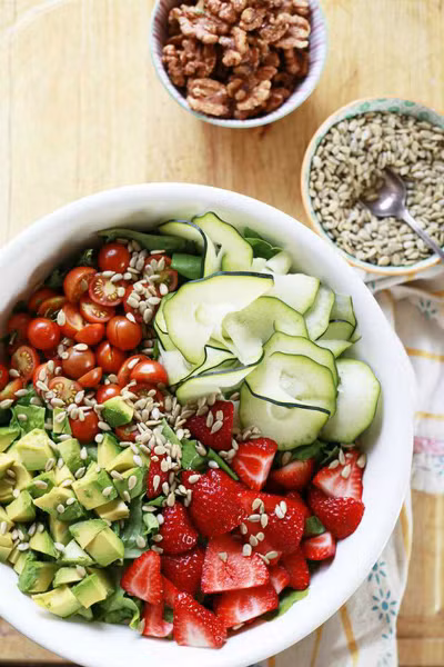 Salad hạt dẻ rau quả tổng hợp ngon tuyệt. Ảnh: Báo phụ nữ.