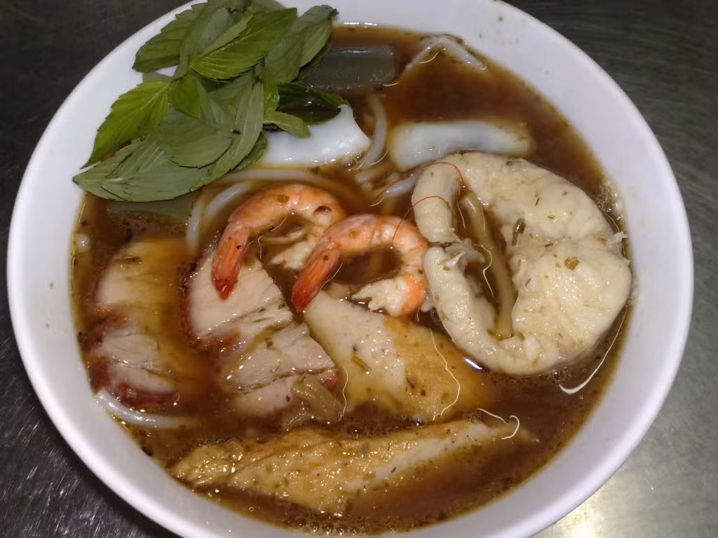 Bún mắm Cần Thơ cũng là một món ngon bạn có thể thưởng thức trên thuyền ở các khi chợ nổi. Ảnh: VNtrip.