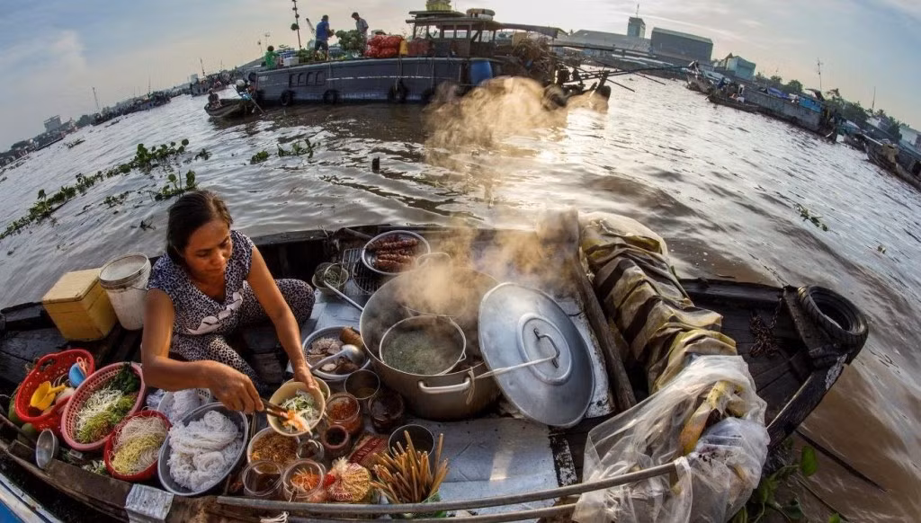 Bún riêu của chợ nổi cũng là món ngon miền Tây khó bỏ qua khi tới đây. Ảnh: VNTRIP. 