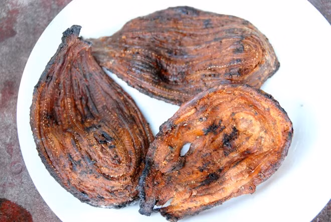 Món thứ hai được yêu thích nhất tại chợ nổi này chính là rắn khô. Ảnh: Món ngon miền Tây.