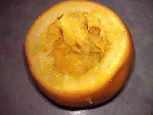 Vỏ quả cam có thể dùng làm thuốc kích thích tiêu hóa, chữa đau bụng, đầy bụng, ợ chua, đi ngoài. Uống nước vỏ cam nấu chín có tác dụng kích thích nội tiết nước mật, làm tăng nhu động ruột, chống bệnh táo bón rất tốt.