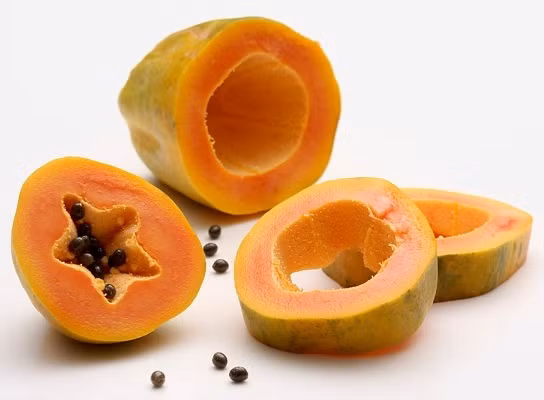 Ăn đu đủ thường xuyên có tác dụng bổ máu, giúp hồi phục gan ở người bị sốt rét. Do có nhiều sinh tố C và caroten nên đu đủ có tác dụng chống oxy hóa, tăng sức đề kháng cho cơ thể.