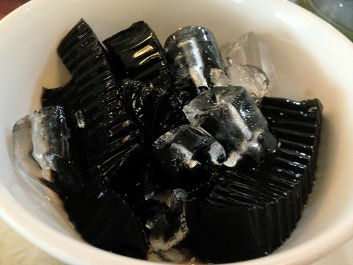 Theo Đông y, thạch đen có vị ngọt, nhạt, tính mát.