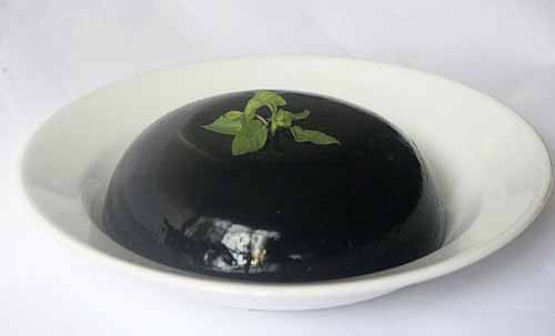 Thạch đen có tác dụng thanh nhiệt, dùng để giải cảm do nắng nóng, điều hòa huyết áp, có tác dụng tốt với bệnh cơ xương khớp. Nguồn ảnh: Vietgardenherbs.