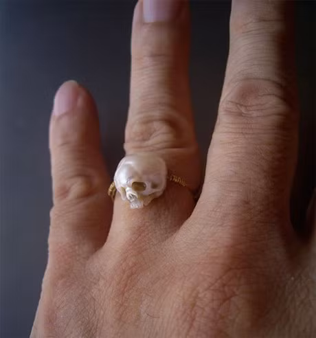 Còn đây lại là một chiếc nhẫn hình đầu lâu kỳ dị và cá tính do nhà thiết kế Nhật Bản Shinji Nakaba sáng tạo ra. Ảnh: Pinterest.