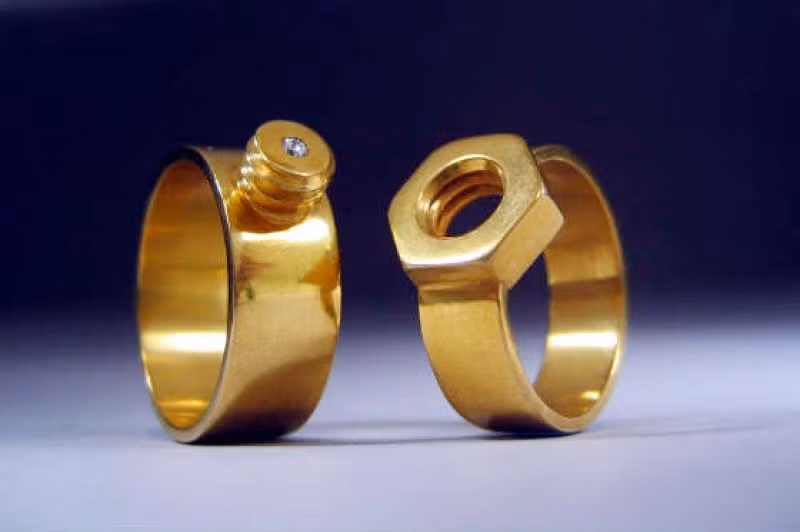Chiếc nhẫn cưới độc đáo hình cặp đôi bu lông, ốc vít là thiết kế nhẫn cưới có 1 không hai trên thế giới được nhiều cặp đôi ưa thích. Ảnh: Phụ nữ Việt Nam.