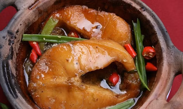 Cách làm món cá kho tộ: Đầu tiên bạn cũng phải làm sạch cá, sau đó ướp cá với hành đập dập, nước mắm, nước màu, muối, đường khoảng một tiếng đồng hồ. Thịt ba chỉ cắt mỏng, cũng ướp cùng cá.