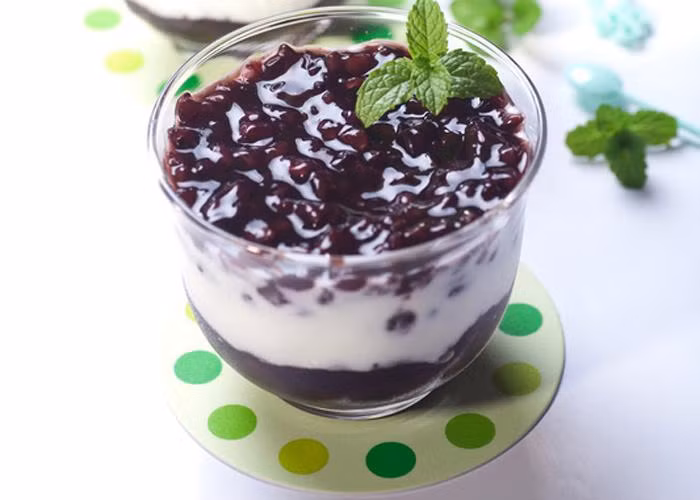 Rượu nếp cẩm ăn cùng với sữa chua cũng giúp cho hệ tiêu hóa ổn định hơn. Ảnh: Ẩm thực Hà Nội.