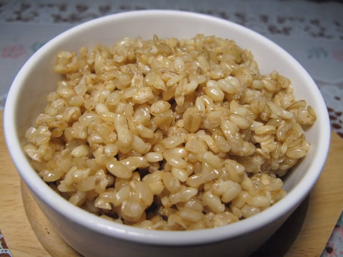 Công dụng rượu nếp cái: Đây là loại rượu nếp được ủ từ gạo nếp trắng hoặc nếp cái hoa vàng dùng để ăn, làm ra rượu trắng hoặc là rượu đục. Ảnh: Bếp QT thêm một niềm vui.