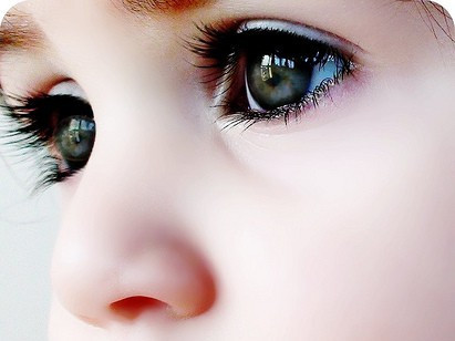 Lạm dụng nước muối sinh lý thường xuyên nhỏ mắt cho bé, ngay cả khi mắt trẻ bình thường có thể khiến cho mắt bị khô, viêm giác mạc, ảnh hưởng tới chức năng của mắt khi trẻ lớn lên. Ảnh: Sống khỏe.