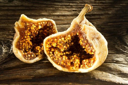 Cách 2, bạn kết hợp 50g quả sung khô với 10g nhân trần, 10g hoa atiso, 10g lá vọng cách, 8g diệp hạ châu, 8g râu ngô, 10g màng mề gà, 12g nghệ vàng, 12g bạch truật, 20g đẳng sâm, 10g thổ phục linh, 8g cam thảo sắc với 5 bát nước, lấy 2 bát và chắt ra chia đều uống trong ngày.