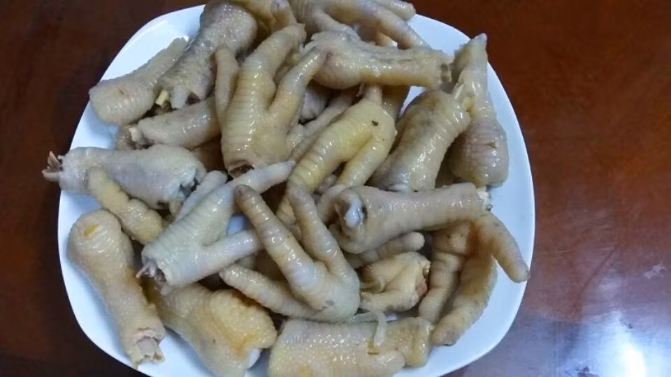 Bạn chỉ nên đun sôi nồi chân gà trong 5 phút rồi tắt bếp đậy vung om chân gà trong nước nóng trong 5 phút nữa thì vớt ra cho vào bát nước đá ngâm trong 10 phút.