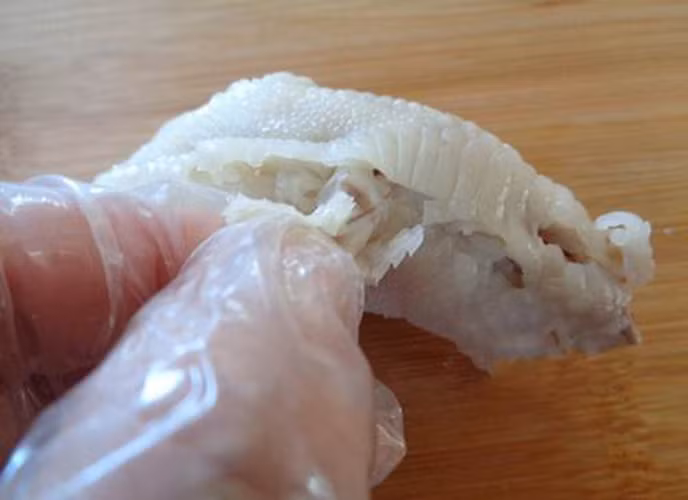 Bước 3: Bây giờ bạn chỉ cần bẻ từng khớp xương rồi nhẹ nhàng lấy xương ra khỏi da chân gà là xong.