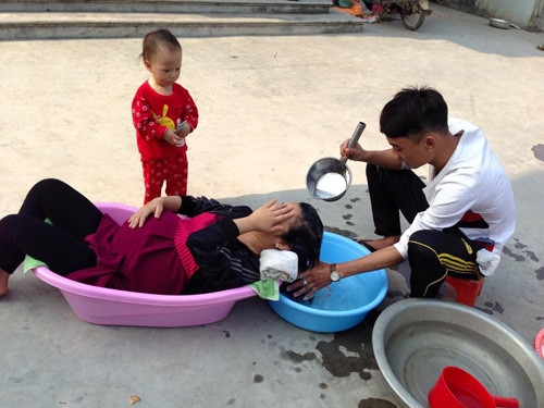 Một anh chồng soái ca gội đầu cho bầu.