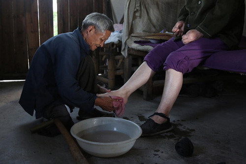 Hình ảnh cụ ông lau chân cho vợ khiến cộng đồng mạng bị đốn tim.