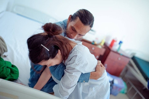 Anh chồng trong ảnh từng khiến cư dân mạng ngưỡng mộ không thôi khi cùng vợ trải qua những đau đớn khi vượt cạn.