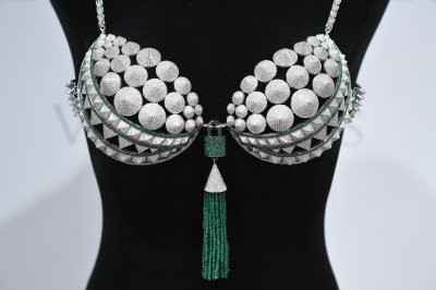 Nó được đính kết cầu kỳ từ 9.000 viên ngọc lục bảo, đá quý, kim cương tuyệt đẹp trên khung bằng vàng 18K. Ảnh: Vitoria's Secret.