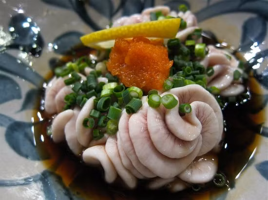 Mặc dù có mùi vị khá nồng nhưng món tinh hoàn cá sống có nhiều công dụng tuyệt vời với sinh lực của nam giới và bổ dưỡng cho sức khỏe. Ảnh: Món ngon Hà Nội.