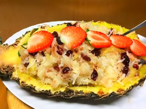 Xôi dứa dừa nạo kết hợp với táo tàu mới lạ.