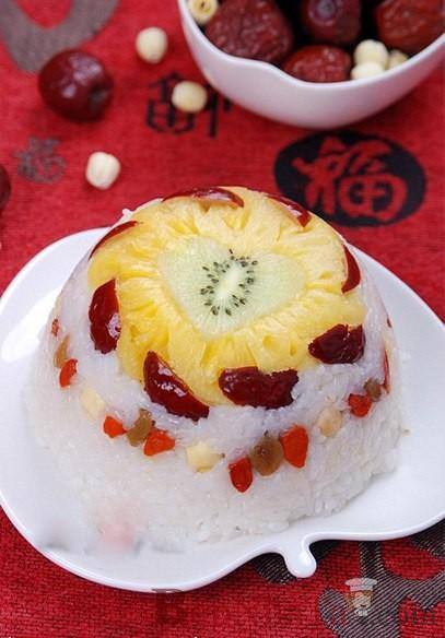 Trong hình là món xôi hoa quả thập cẩm với rất nhiều loại quả từ táo tàu, nho khô, dứa, kiwi kết hợp lại cùng với xôi.