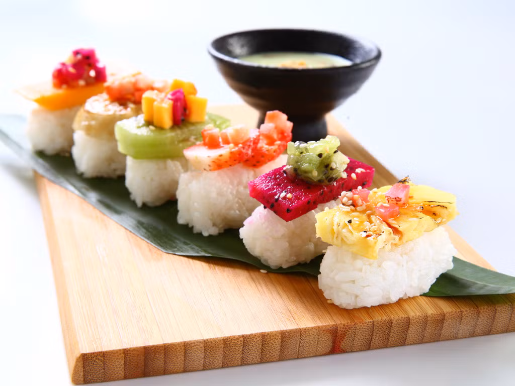 Xôi nắm hoa quả tươi với nhiều hương vị từ dứa chín, dâu tây, thanh long đỏ, kiwi...