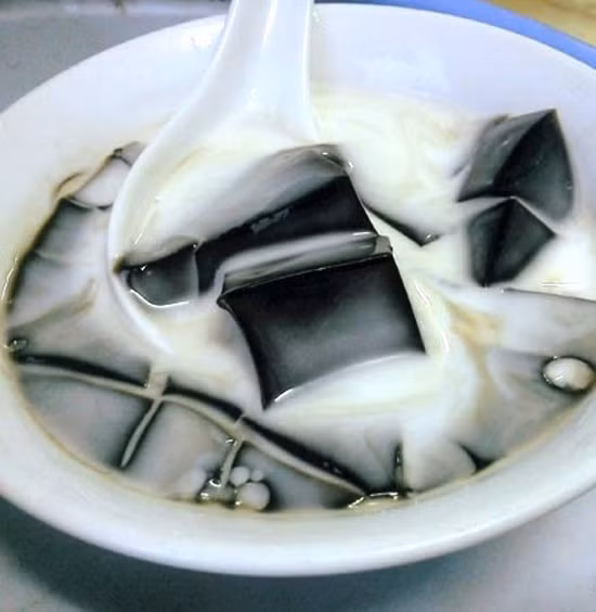 Chè đắng được nấu từ lá thạch đen cùng một số vị thuộc bắc như phục linh, hoa bồ công anh ăn cùng nước cốt dừa là món chè mới lạ rất phù hợp để ăn cho mùa đông. Nếu thích bạn hoàn toàn có thể thêm đá vào và nhâm nhi. Ảnh: Món ngon Hà Nội.