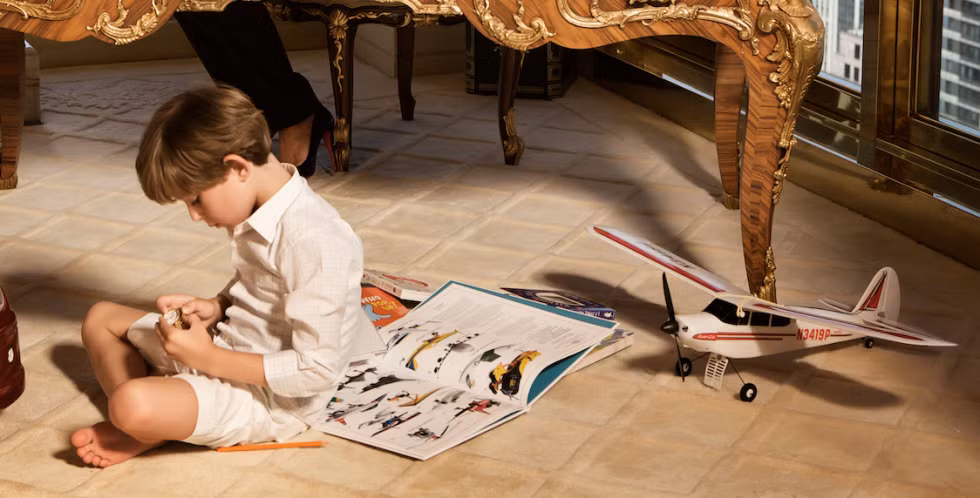 Ngay cả khi ở nhà, trang phục của Barron cũng rất chỉn chu và đứng đắn. Ảnh: Dailymail.