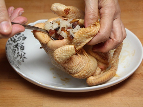 Món gà nhồi xôi ngũ cốc. Món này có điểm nhấn chính là những loại ngũ cốc được sử dụng để nhồi vào lòng con gà. Ảnh: Món ngon mỗi ngày.