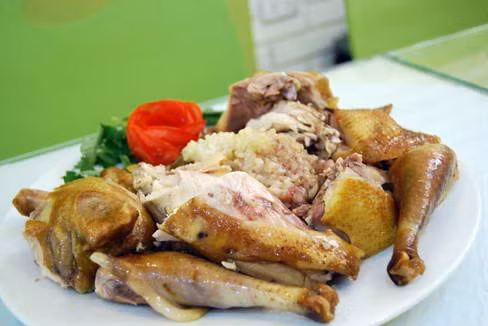 Người ta thường sử dụng các loại đậu, thêm chút táo đỏ và loại hạt dinh dưỡng như hạnh nhân óc cho giã vụn nhồi cũng gạo nếp vào lòng con gà và hấp chín. Khi thưởng thức, ăn miếng thịt gà ngọt đậm nhâm nhi miếng cơm ngũ cốc béo ngậy ngấm trọn vị thịt gà rất ngon và tốt cho sức khỏe. Ảnh: Món ngon mỗi ngày.