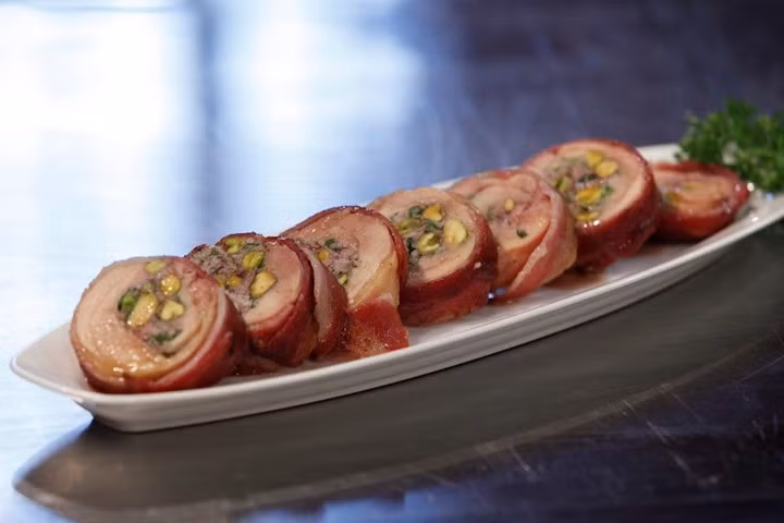 Món gà file cộn hạt dẻ nướng xông khói. Món ăn theo phong cách phương Tây được sáng tạo phù hợp với khẩu vị người Việt. Món này sử dụng làm món nhậu rất hợp. Ảnh: Nấu ngon.